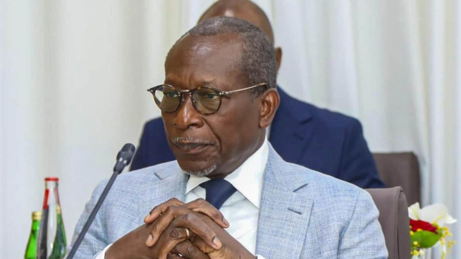 Nominations au Sénat du Bénin symbolisées par un document administratif et deux sièges