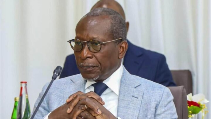 Nominations au Sénat du Bénin symbolisées par un document administratif et deux sièges