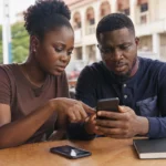 Abonné béninois consultant ses forfaits internet sur un téléphone