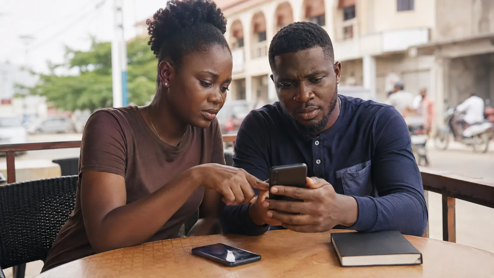 Abonné béninois consultant ses forfaits internet sur un téléphone